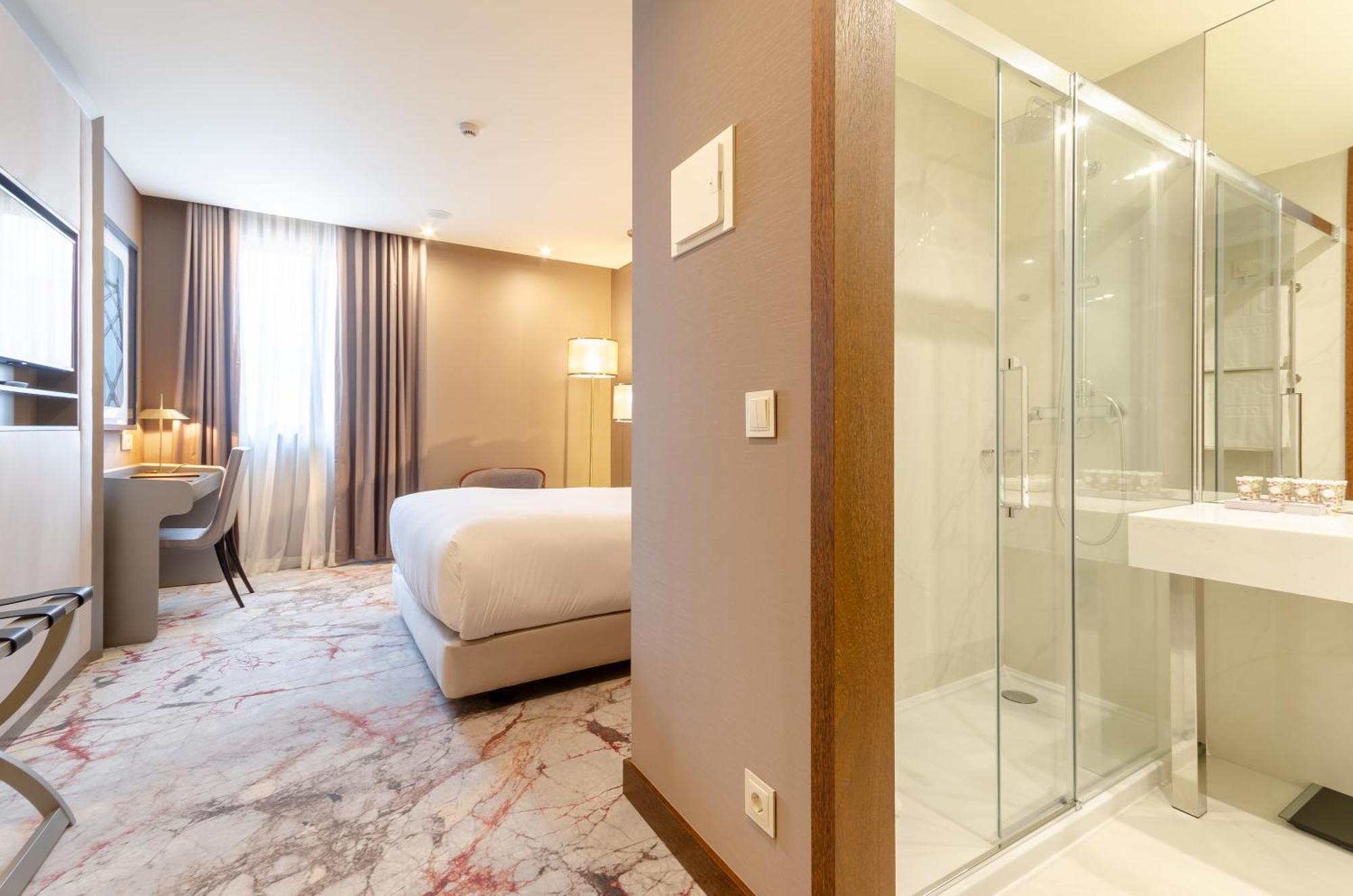 Deluxe Double Room Avenue View